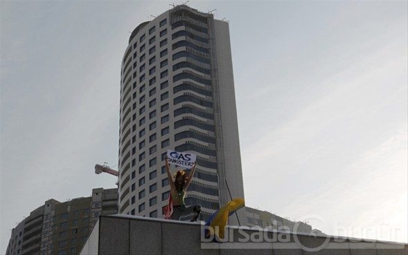 Üstsüz protestoya devam