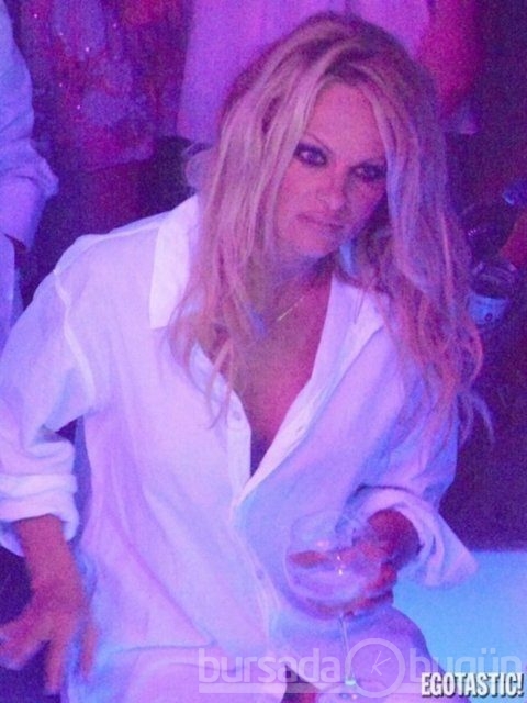 Pamela Anderson fena dağıttı