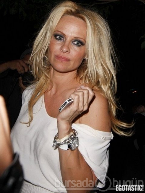 Pamela Anderson fena dağıttı