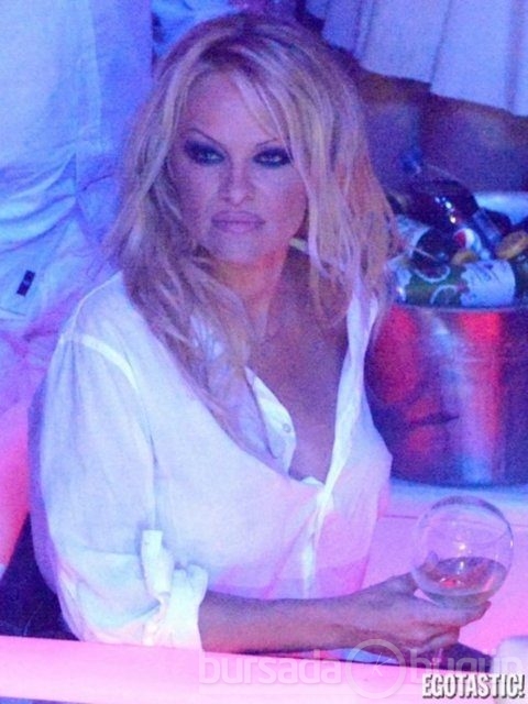 Pamela Anderson fena dağıttı