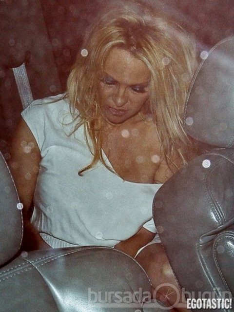Pamela Anderson fena dağıttı