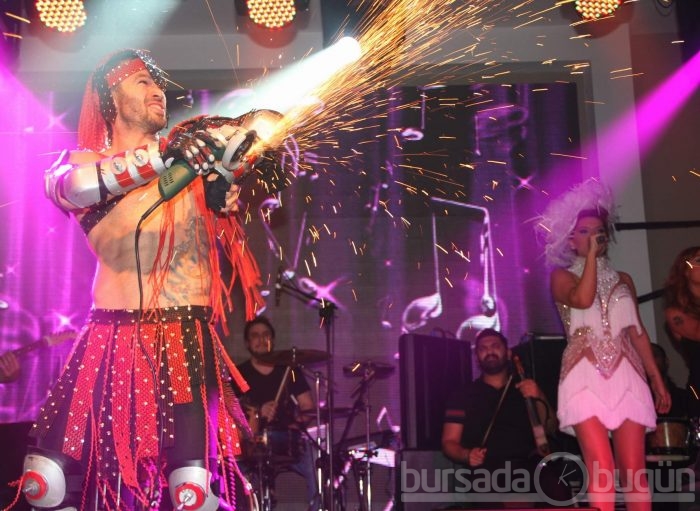 Demet Akalın ve Fatih Ürek Uludağ'da konser verdi
