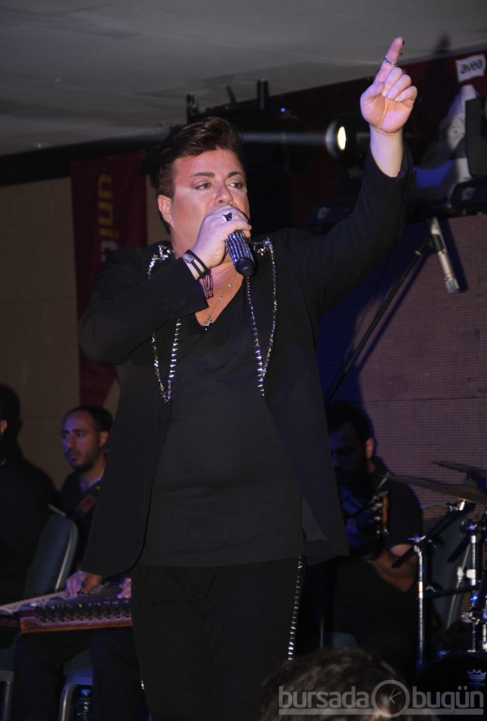 Demet Akalın ve Fatih Ürek Uludağ'da konser verdi