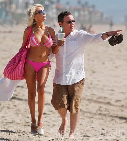 Playboy'dan darbe yedi!