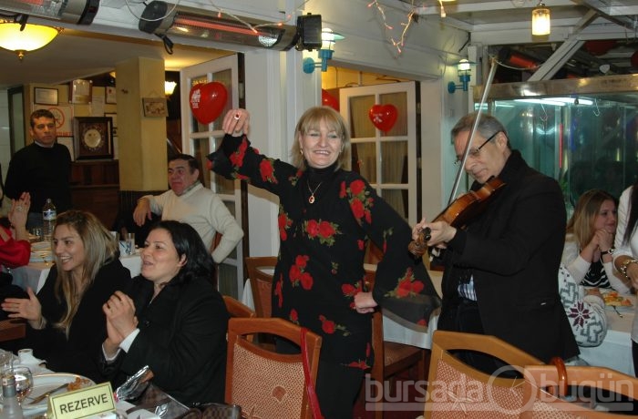 Bursa'da sevgililer sahnede coştu