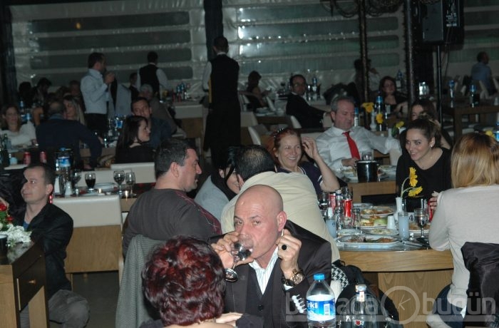 Bursa'da sevgililer sahnede coştu