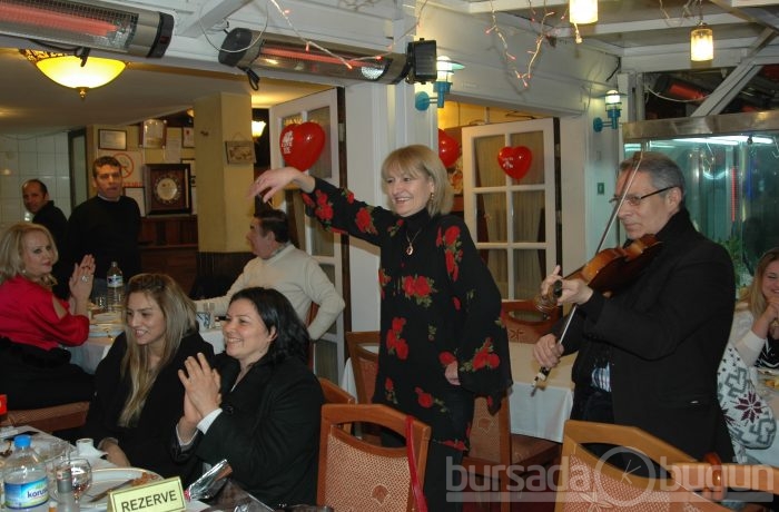 Bursa'da sevgililer sahnede coştu