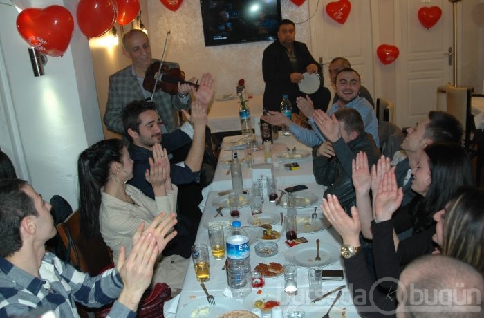 Bursa'da sevgililer sahnede coştu