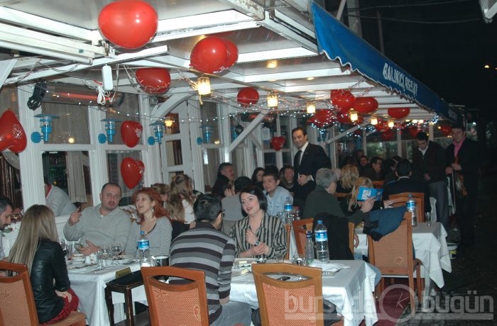Bursa'da sevgililer sahnede coştu