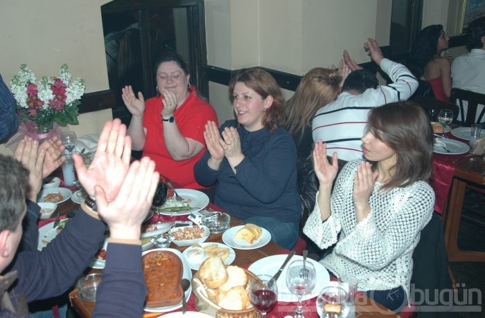 Bursa'da sevgililer sahnede coştu