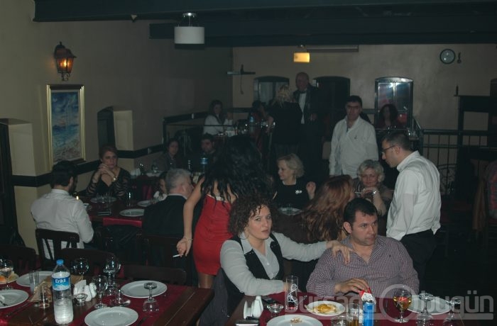 Bursa'da sevgililer sahnede coştu