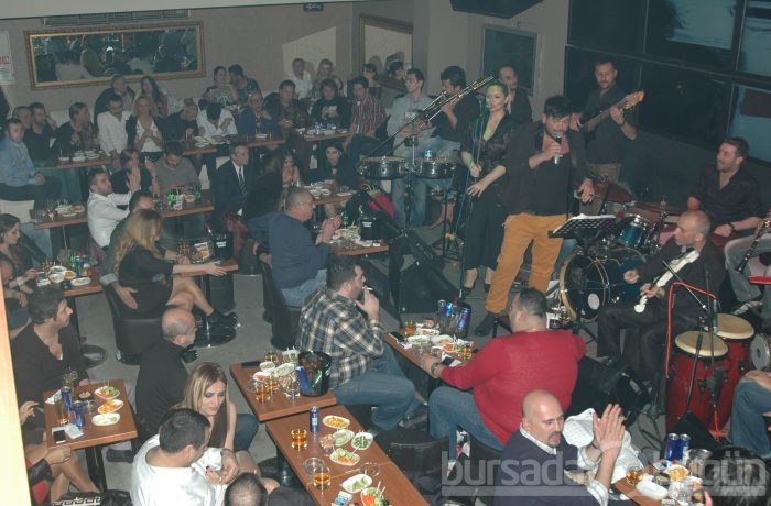 Bursa'da sevgililer sahnede coştu