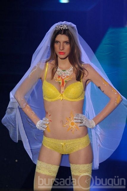 Şov tadında defile