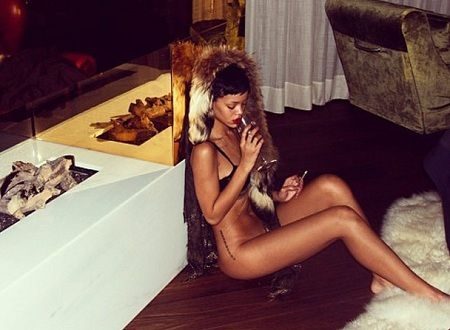 Rihanna'dan seksi pozlar...