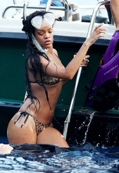 Rihanna'dan seksi pozlar...