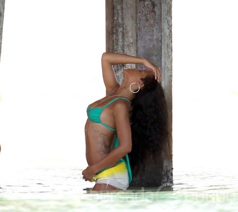 Rihanna'dan seksi pozlar...
