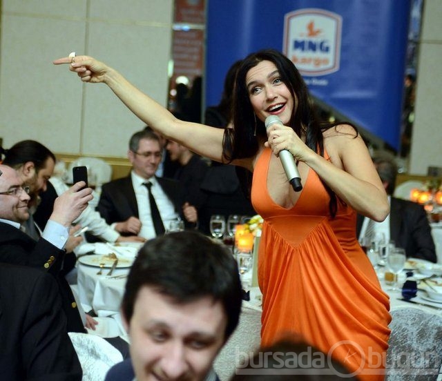 Derin dekolteli konser