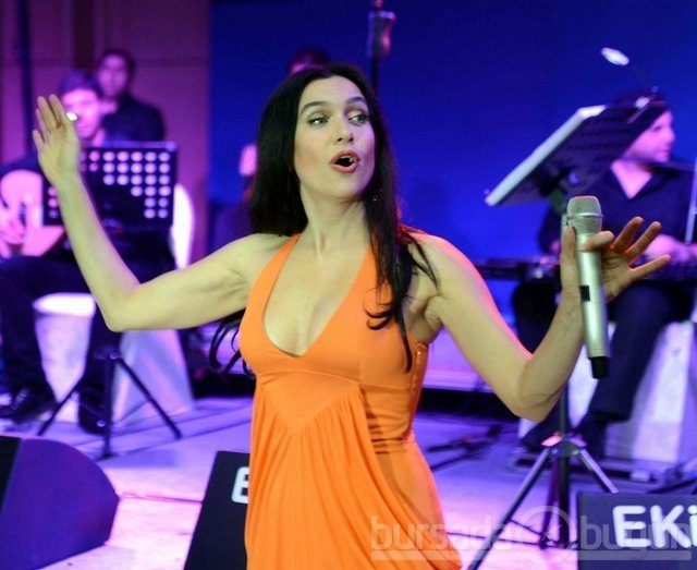 Derin dekolteli konser