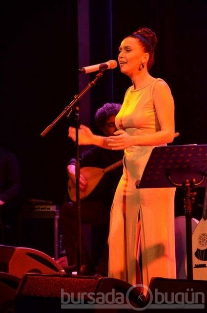 Derin dekolteli konser