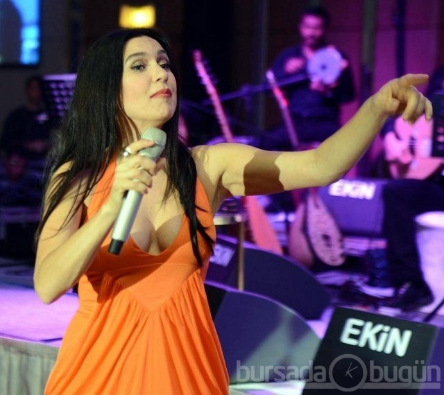 Derin dekolteli konser