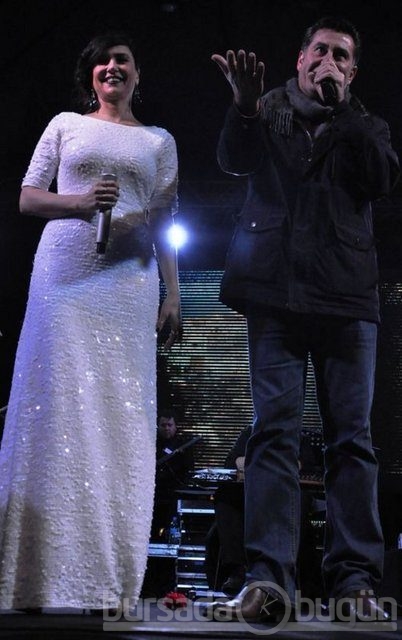Derin dekolteli konser