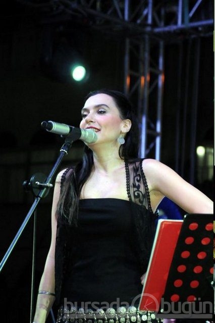 Derin dekolteli konser