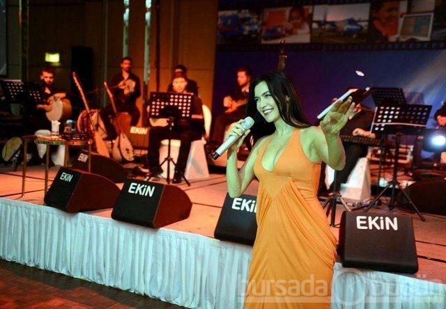 Derin dekolteli konser