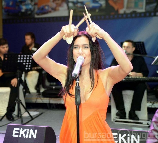 Derin dekolteli konser