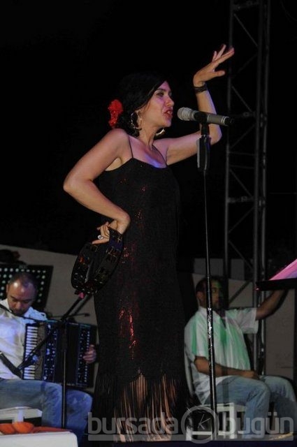 Derin dekolteli konser