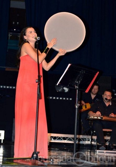 Derin dekolteli konser