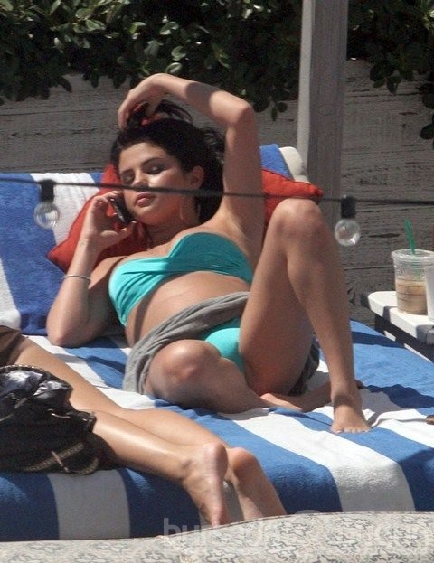Selena Gomez kışkırtıcı pozlar