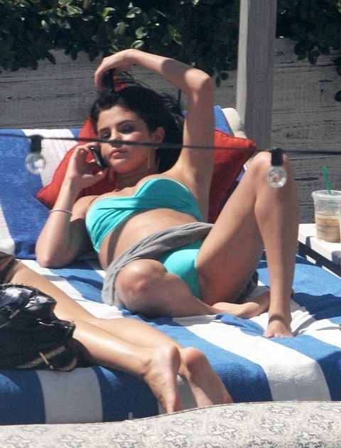 Selena Gomez kışkırtıcı pozlar