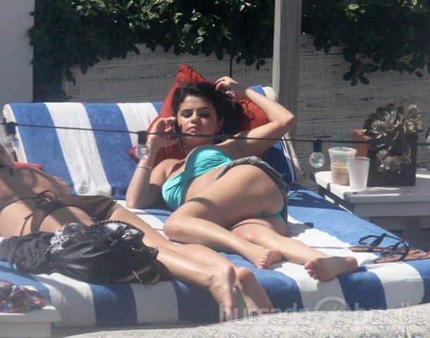 Selena Gomez kışkırtıcı pozlar