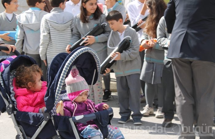 Öğrencilerden pazarda melodika şovu - ÖZEL HABER
