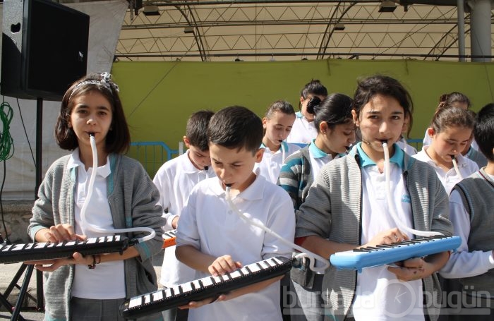 Öğrencilerden pazarda melodika şovu - ÖZEL HABER
