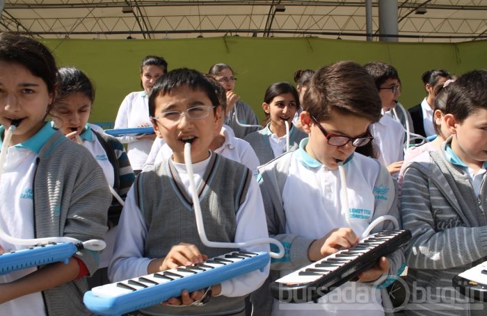 Öğrencilerden pazarda melodika şovu - ÖZEL HABER