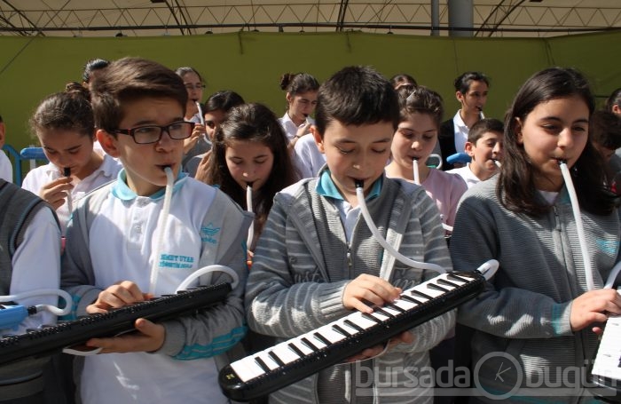 Öğrencilerden pazarda melodika şovu - ÖZEL HABER