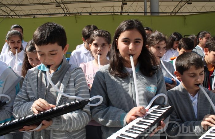 Öğrencilerden pazarda melodika şovu - ÖZEL HABER
