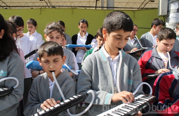 Öğrencilerden pazarda melodika şovu - ÖZEL HABER