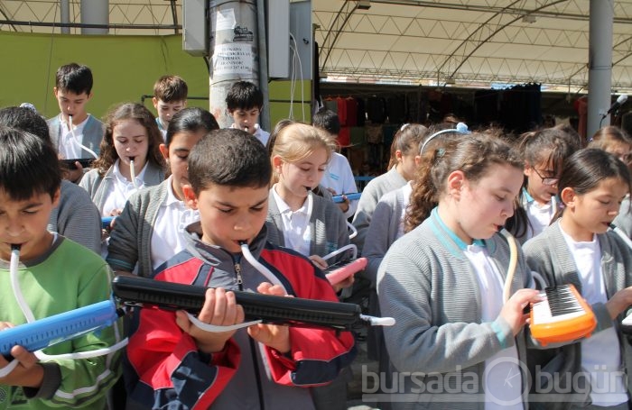 Öğrencilerden pazarda melodika şovu - ÖZEL HABER