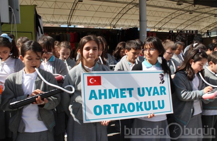 Öğrencilerden pazarda melodika şovu - ÖZEL HABER