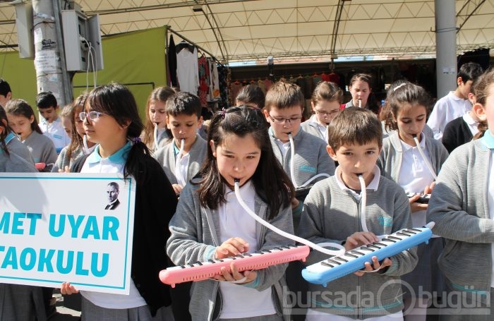Öğrencilerden pazarda melodika şovu - ÖZEL HABER
