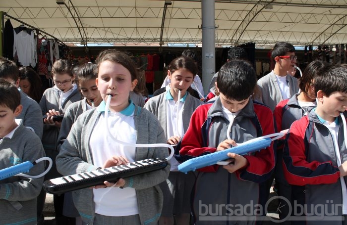 Öğrencilerden pazarda melodika şovu - ÖZEL HABER