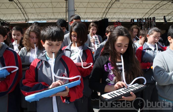Öğrencilerden pazarda melodika şovu - ÖZEL HABER