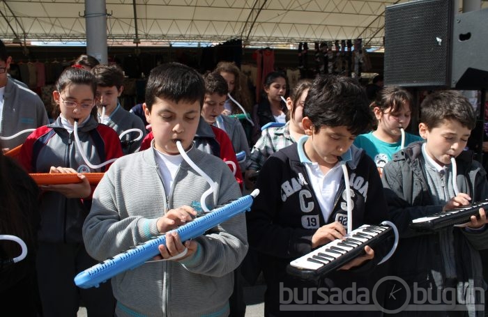 Öğrencilerden pazarda melodika şovu - ÖZEL HABER