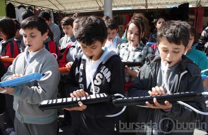 Öğrencilerden pazarda melodika şovu - ÖZEL HABER