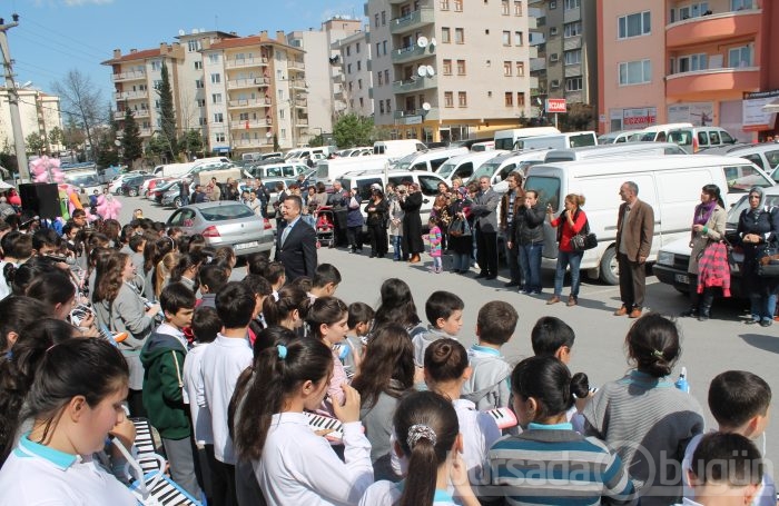 Öğrencilerden pazarda melodika şovu - ÖZEL HABER