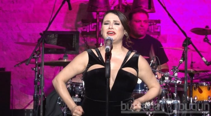 Deniz Seki'den Bursa konserinde cesur yırtmaç