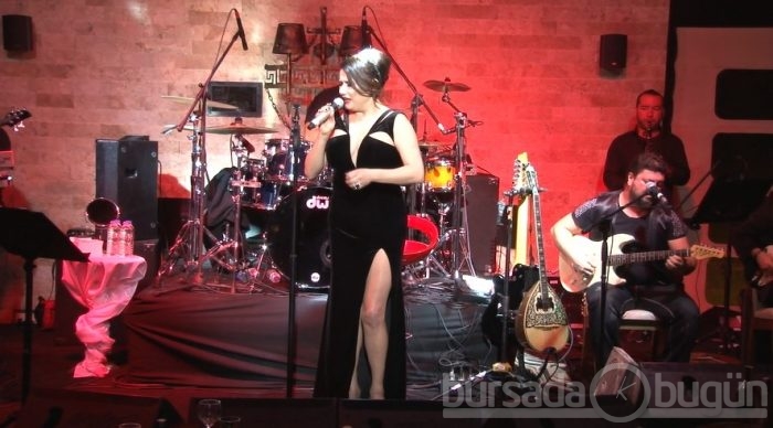 Deniz Seki'den Bursa konserinde cesur yırtmaç