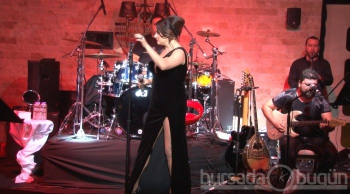 Deniz Seki'den Bursa konserinde cesur yırtmaç